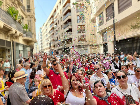 Una Batalla de Flores llena de color ha recorrido las calles de Albacete en un ambiente de alegría y participación