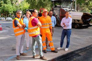 Manuel Serrano visita las últimas obras de asfaltado “que son una muestra de la política de mejora de infraestructuras urbanas para ganar en accesibilidad”