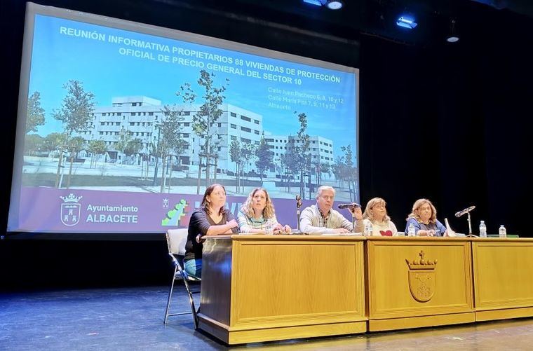 El Ayuntamiento informa a los adjudicatarios de las 88 viviendas públicas sobre los avances que permitirán su próxima entrega de llaves