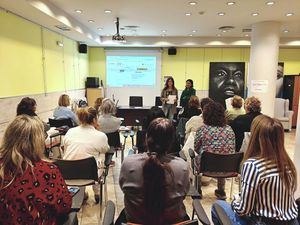 De la Calzada clausura unos cursos para uso del móvil destinados a mujeres, “para que conozcan las nuevas tecnologías y tengan mayor integración y participación”