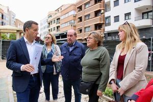 El alcalde visita las obras de la nueva zona verde de la Plaza de la Cruz de Término, que será “un entorno de convivencia y un recurso de concienciación ambiental”