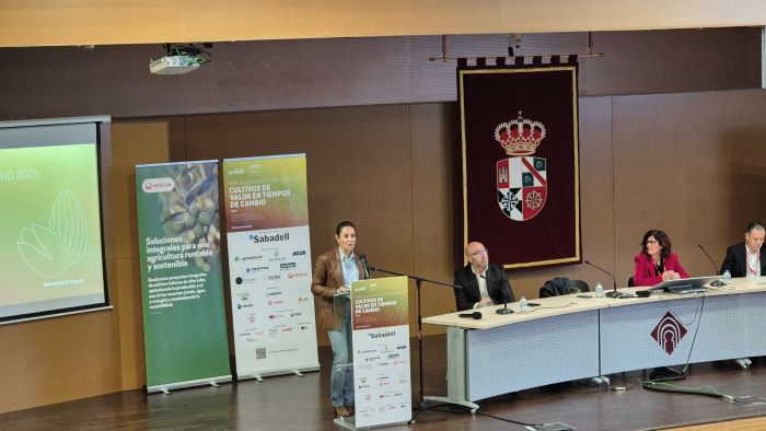 González de la Aleja anima al sector de la almendra y el pistacho a seguir “dando valor añadido a la agricultura y fijando población en zonas rurales”