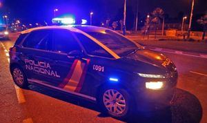 Sucesos.- Un detenido en Guadalajara por atacar a varios vehículos policiales con un hacha tras discutir con una mujer