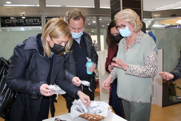 Carmen Picazo y Vicente Casañ visitan el rastrillo solidario de Manos Unidas en Albacete