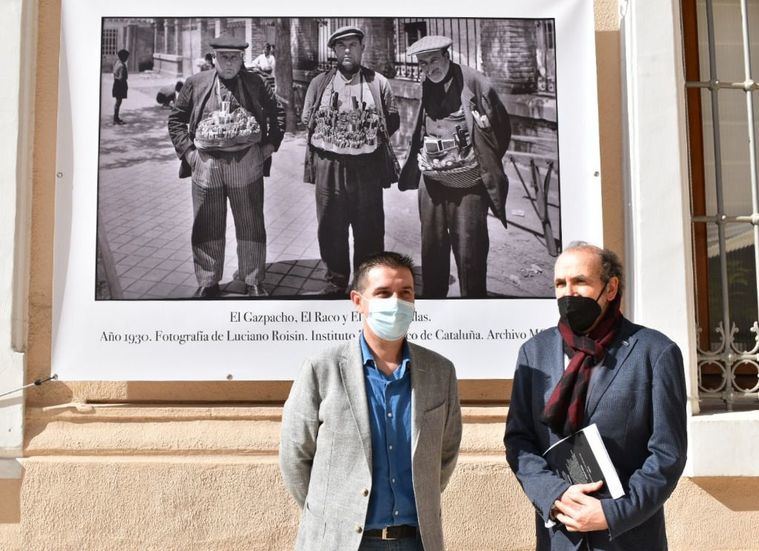 La exposición ‘La Cuchillería de Albacete en imágenes’ ya luce en la fachada de la Diputación como antesala a su recorrido por otras localidades de la provincia