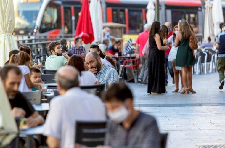 Las reuniones familiares y de amigos son el principal foco de transmisión del virus, le siguen las actividades deportivas y establecimientos de restauración