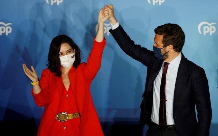 Ayuso arrasa en Madrid. El PP logra 65 escaños en Madrid, con el 95% escrutado