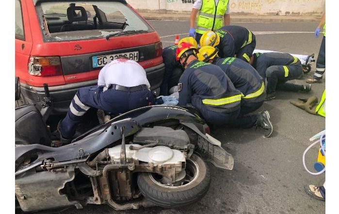 Foto: Accidente de tráfico con una moto y un coche implicados. (archivo)