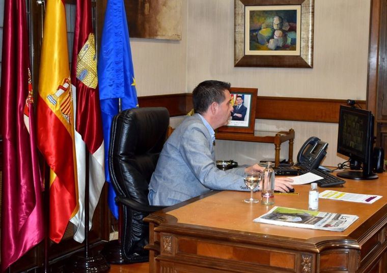 Foto: El presidente provincial, Santiago Cabañero, inaugura una reunión informativa telemática organizada por la Diputación de Albacete para abordar, junto a representantes de los Ayuntamientos, los ejes de acción que dan forma y fondo a la Agenda 2030. 