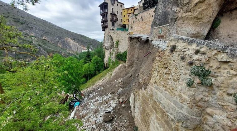 Sucesos.- Se derrumba parte de la calle Canónigos de Cuenca, en pleno Casco Histórico