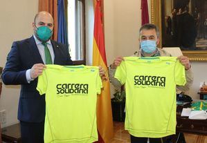 El subdelegado del Gobierno, Miguel Juan Espinosa recibe la camiseta de la “Carrera Solidaria de Eurocaja Rural”