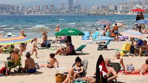 Atascos en carreteras y playas concurridas en el primer fin de semana en España sin estado de alarma