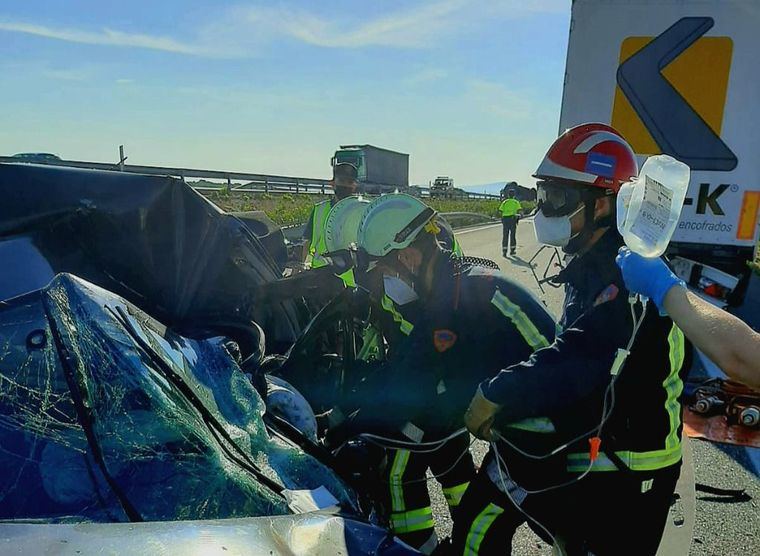 Sucesos.- Cortan la A-31 tras volcar un camión y chocar otro contra él en Chinchilla de Montearagón