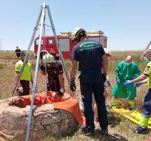 Los bomberos del SEPEI rescatan a una mujer del interior de un pozo en la carretera de Montealegre del Castillo a Corral-Rubio