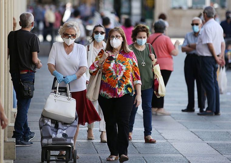 Un tercio de españoles seguirá llevando mascarilla en algunos lugares públicos tras la pandemia, según una encuesta