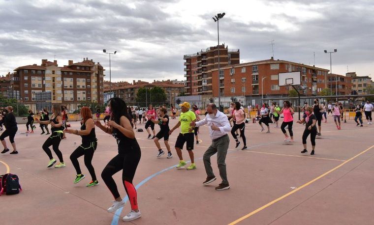 El alcalde de Albacete muestra su apoyo a AMAC, una asociación que presta un servicio 'esencial'