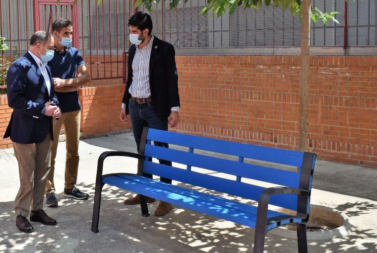 El Ayuntamiento de Albacete renueva el mobiliario urbano de los patios de los centros educativos