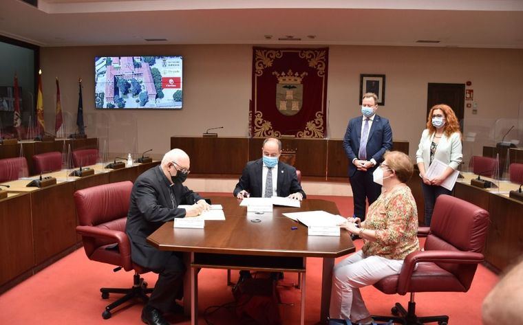 El Ayuntamiento de Albacete, el Obispado y Cáritas firman un convenio para habilitar un alojamiento de temporada para trabajadores del campo en el Seminario