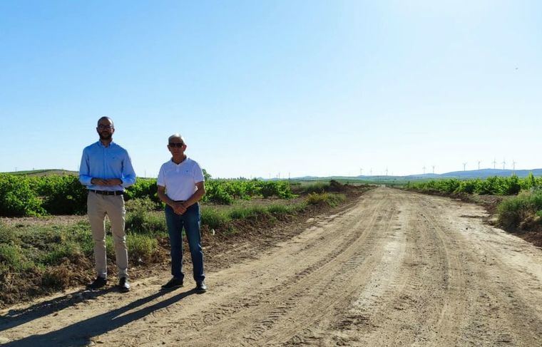 Fran Valera supervisa en Fuente-Álamo los trabajos de mejora que la Diputación ejecuta con medios propios en diferentes caminos rurales de la localidad