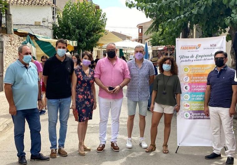 La Diputación de Albacete reitera su compromiso con el proyecto ‘Tierra de Emprendedoras’ durante la feria artesanal de Munera