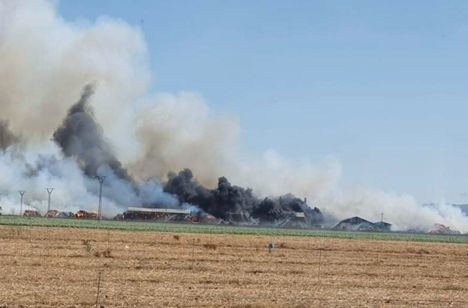 Un incendio en una finca de Santa Ana, cerca de Albacete, hace arder unas pacas de paja, material agrícola y un transformador