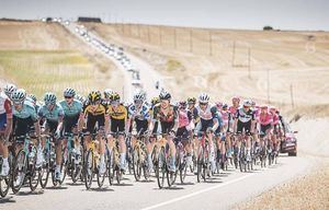El presidente de Castilla-La Mancha, Emiliano García-Page, asiste a la llegada a meta de la cuarta etapa de la Vuelta Ciclista a España 2021