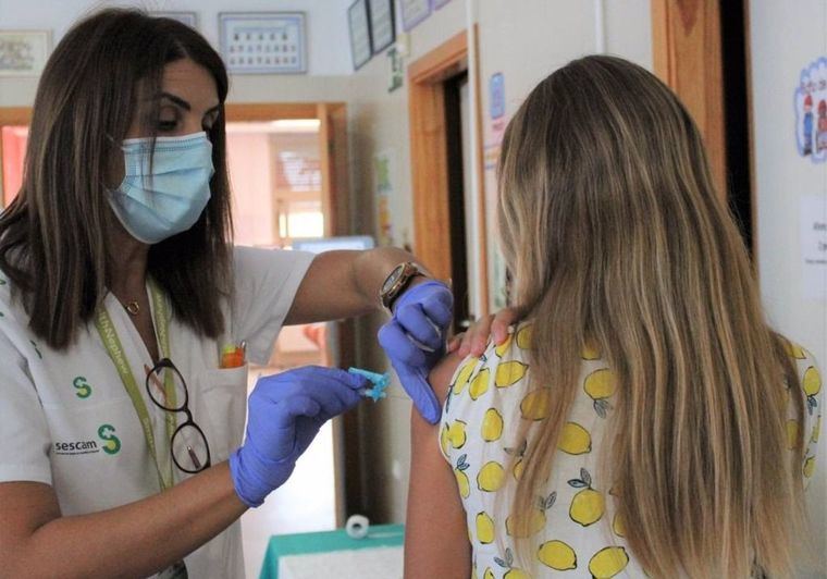 Coronavirus.- El 55% de jóvenes de Castilla-La Mancha entre 12 y 19 años tienen primera dosis, y la pauta completa alcanza al 72,9% de población
