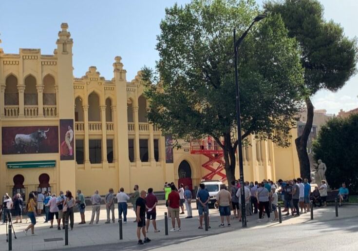 Gran expectación en Albacete con largas colas en el primer día para renovar los abonos taurinos