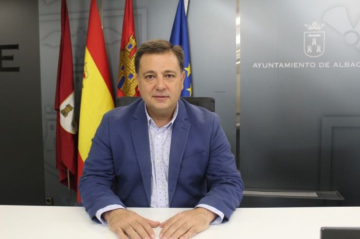 Manuel Serrano denuncia el “despilfarro” del nuevo alcalde al incrementar los liberados políticos del PSOE y la “desproporcionada” reforma de su despacho
