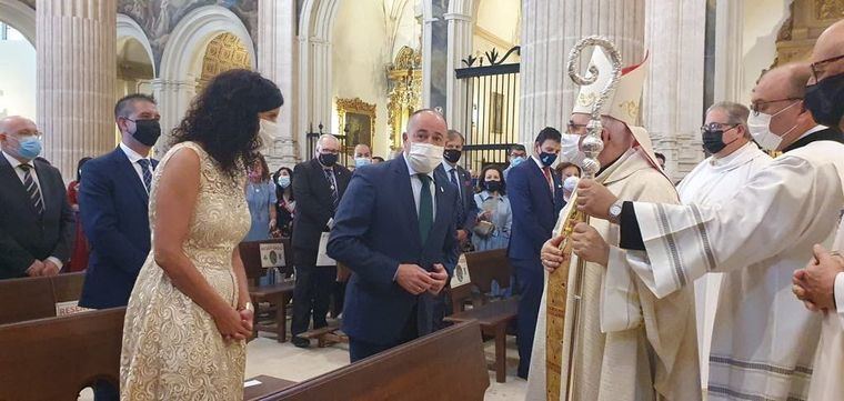 Emilio Sáez asiste junto a otros representantes institucionales, a la misa en honor a la Virgen de Los Llanos en la Catedral de Albacete