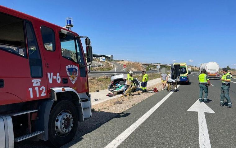 Los bomberos del SEPEI rescatan con éxito a una persona atrapada en el interior de un vehículo tras un accidente de tráfico en la A-30, a la altura de Pozo Cañada