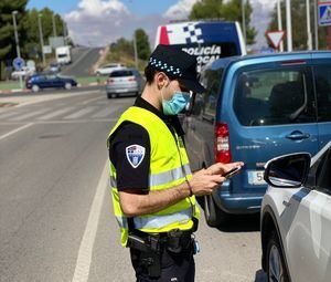 El uso del móvil sin manos libres ha sido la principal causa de denuncia en la Campaña de Vigilancia y Control sobre Distracciones al volante en Albacete