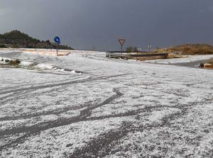 La fuerte La tormenta con origen en Hellín, ha dejado una importante granizada en Ontur y Fuente-Álamo