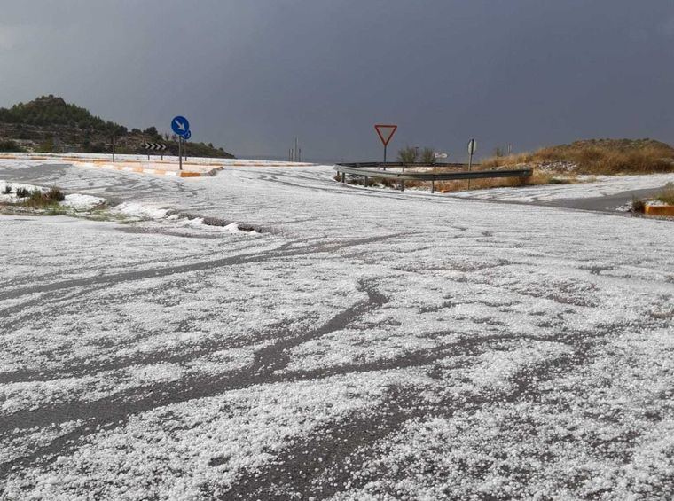 La fuerte La tormenta con origen en Hellín, ha dejado una importante granizada en Ontur y Fuente-Álamo