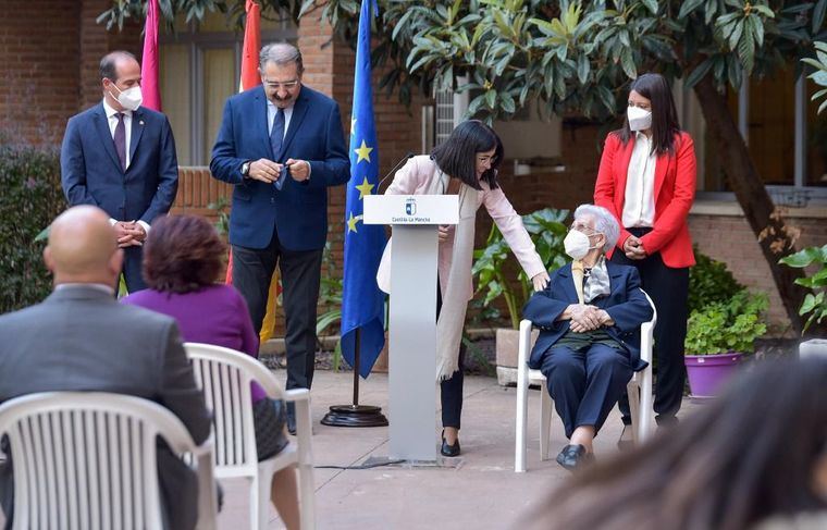 Coronavirus.- Araceli Hidalgo recibe la tercera dosis de la vacuna y manda un mensaje a los jóvenes: 'Respetad la pandemia'