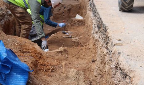 Aparecen nuevos restos óseos y cerámicas en las obras que Aguas de Albacete está desarrollando en las inmediaciones de la Plaza del Altozano