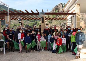 Alrededor de 80 personas, de todas las edades, han participado en la II jornada de limpieza y sensibilización medio ambiental impulsada por el Ayuntamiento de Ayna y Aquona 