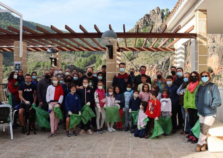 Alrededor de 80 personas, de todas las edades, han participado en la II jornada de limpieza y sensibilización medio ambiental impulsada por el Ayuntamiento de Ayna y Aquona 