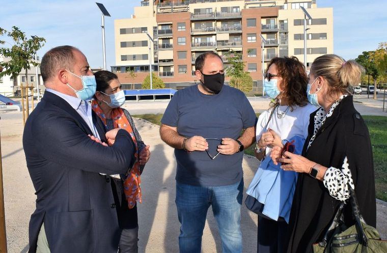 La zona de Medicina y Universidad disfruta ya de 12.000 metros cuadrados para el encuentro vecinal y la práctica deportiva con los tres solares transformados en parques