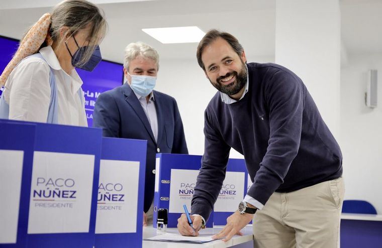 Paco Núñez, único candidato, entrega más de 8.000 avales obtenidos por su candidatura a la Presidencia del PP