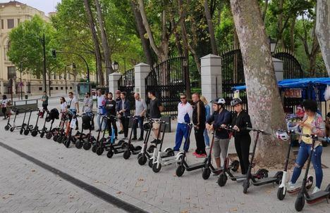 La DGT pone en marcha por primera vez una Campaña Especial de vigilancia de bicicletas y patinetes eléctricos en las aceras