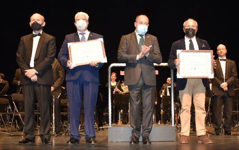 El alcalde de Albacete, Emilio Sáez, ha participado en la entrega de los Reconocidos por la Banda Sinfónica Municipal de Albacete
