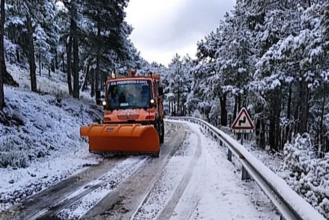 El Plan de Vialidad Invernal 21/22 de la Diputación de Albacete ‘se estrena’ en el puerto de las Crucetillas