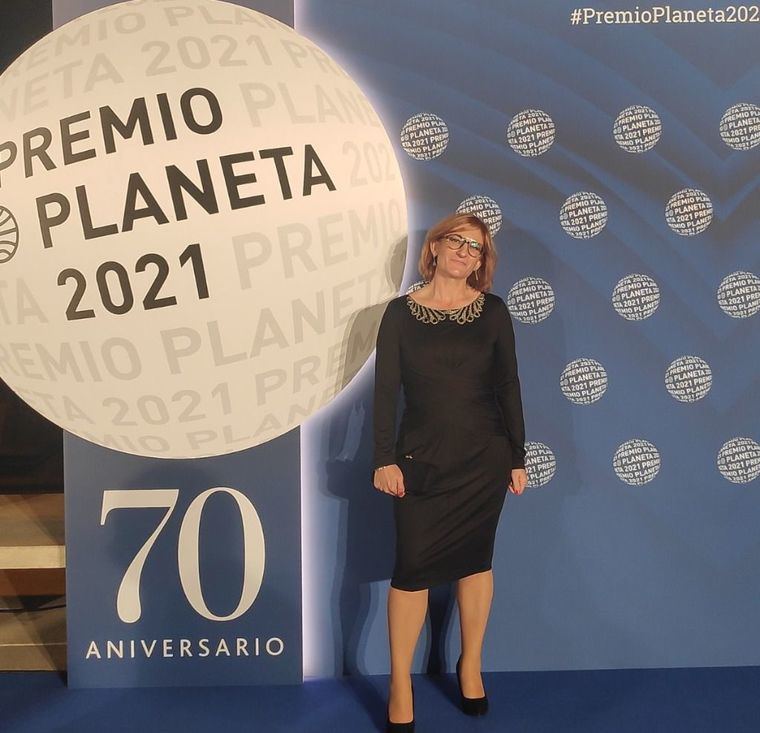 La escritora conquense Ana Isabel Fernández, eufórica tras ser finalista del Planeta, que espera poder publicar 'El canto del grajo'
