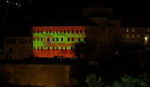 Las Cortes de Castilla-La Mancha celebran el Día de la Constitución con una proyección de la bandera española sobre su fachada principal