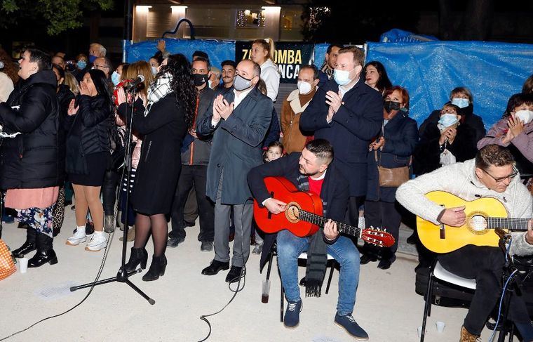 Excelente acogida de la Zambomba Flamenca en la plaza del Altozano programada dentro de la Navidad Cultural que este año apuesta por la actividad en la calle