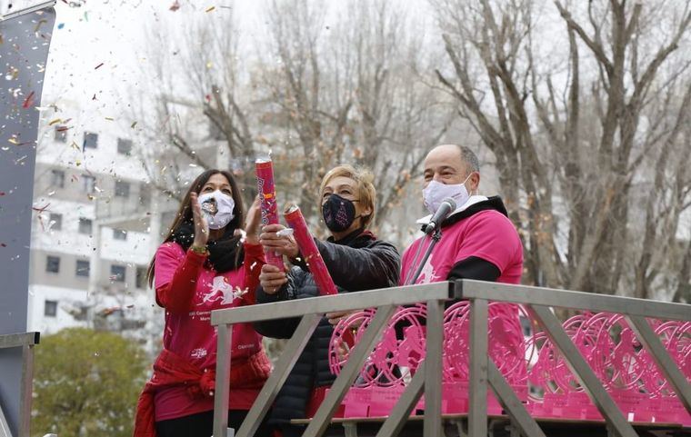 El alcalde da la salida de la carrera por la Salud de la Mujer organizada por AMAC y destaca la importancia de los hábitos saludables para afrontar el cáncer