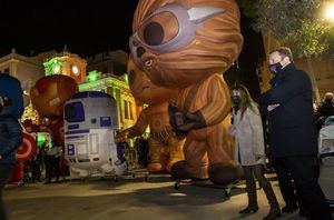 Un pasacalles con figuras de Stars Wars y superhéroes anima las calles del centro de Albacete dentro de la programación de la ‘Navidad Cultural’