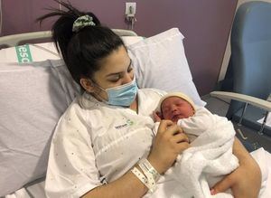 Iker, primer bebé nacido en Castilla-La Mancha a la media hora de estrenarse el 2022
