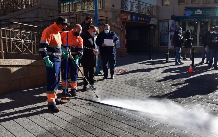 Foto: El alcalde de Albacete, Emilio Sáez, en la presentación de las brigadas.